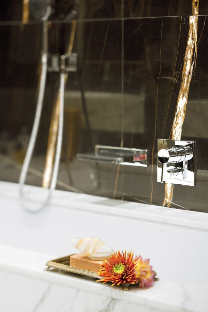 Luksusowe wnętrza: marmury, drewno i artdecowskie dekoracje