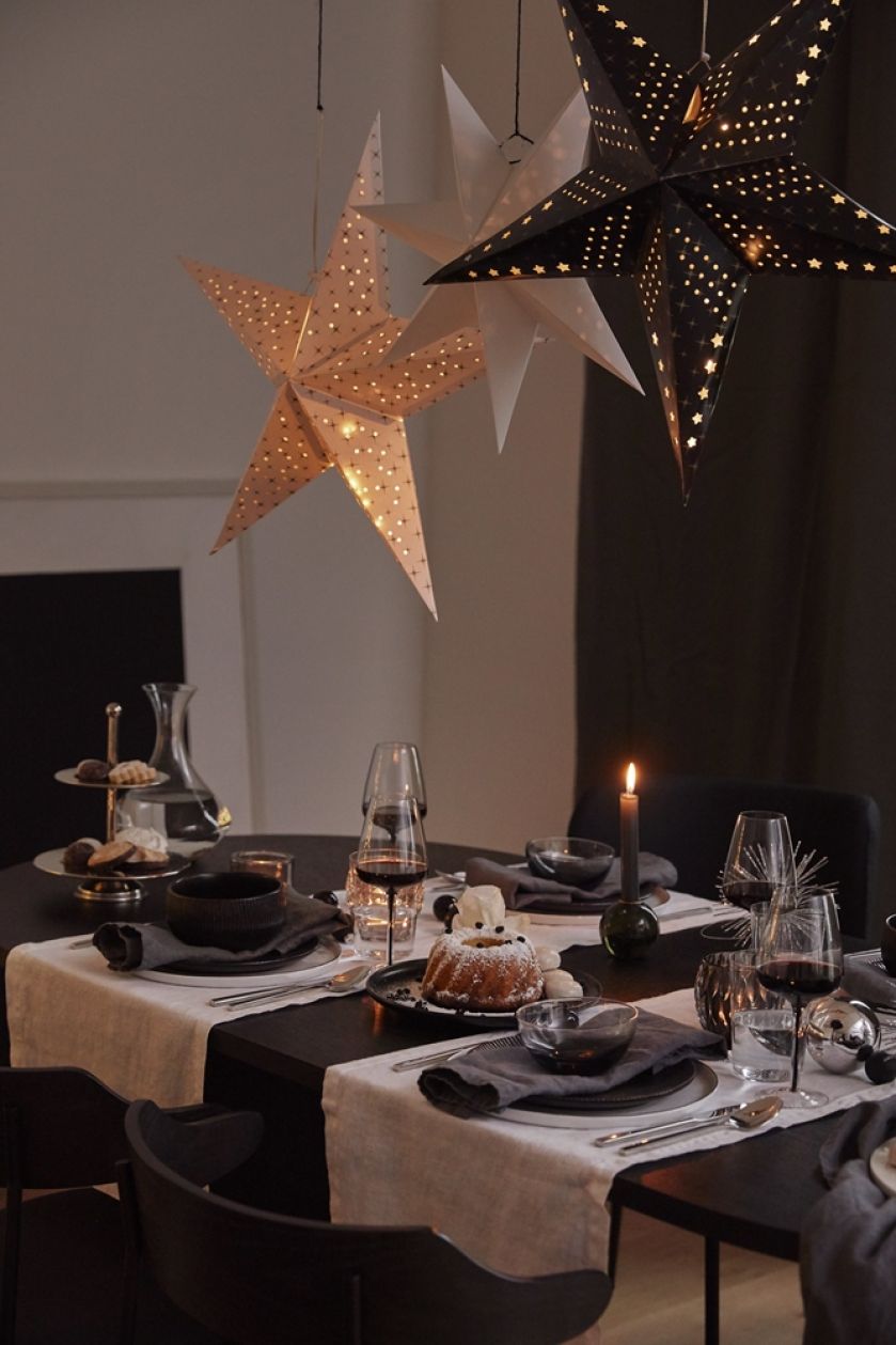 czarno złote dekoracje stołu na Boże Narodzenie