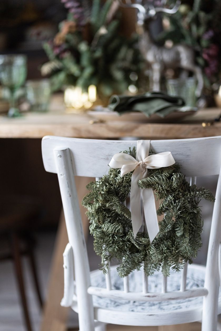dekoracje krzeseł w jadalni na Boże Narodzenie