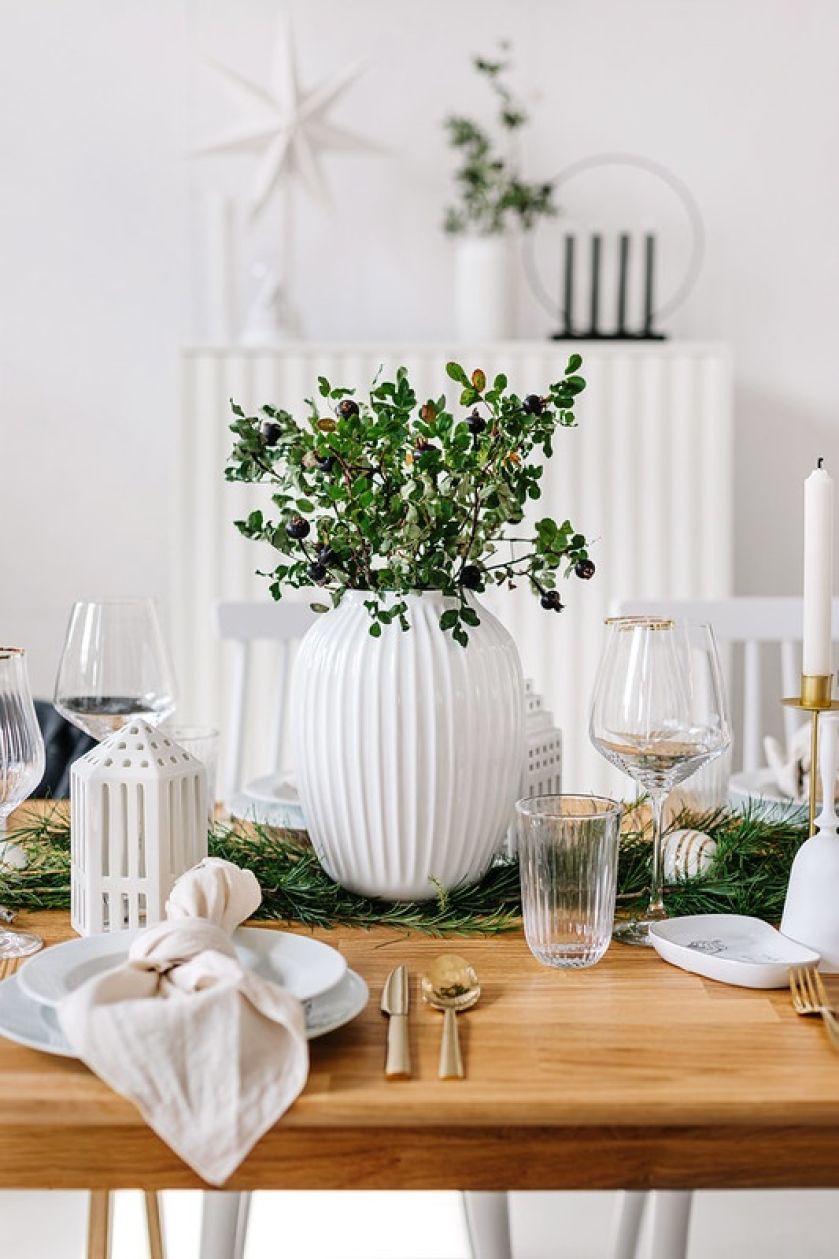 dekoracja stołu wigilijnego w bieli