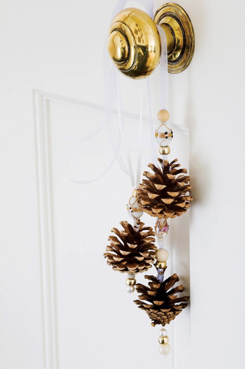 Nawet ze zwykłych szyszek można zrobić bardzo elegancką ozdobę, jeśli dołożymy do nich ozdobne tasiemki