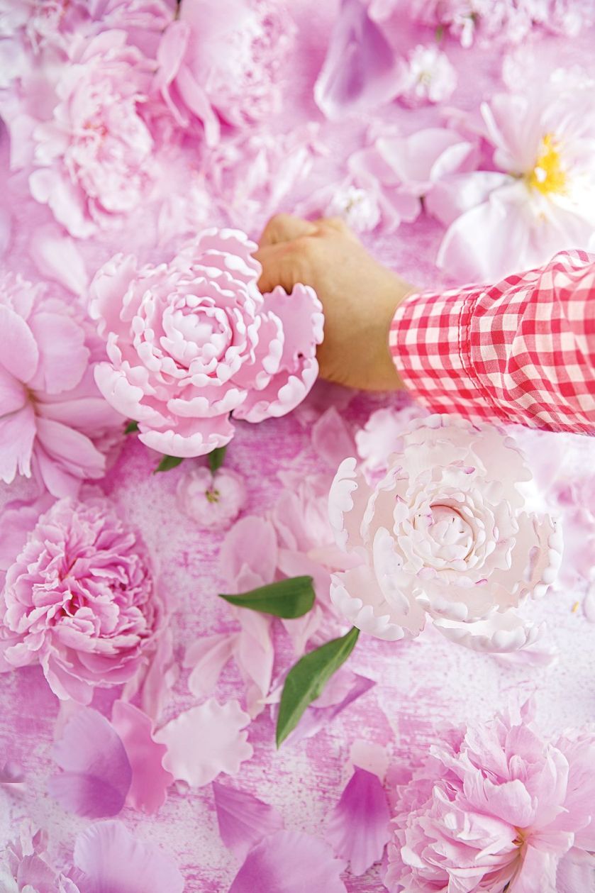 Wyglądają jak świeżo zerwane z ogrodu, tymczasem kwiaty na torcie zostały zrobione z płatków lukru