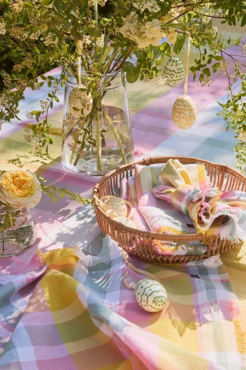 pastelowy obrus na wielkanocny stół