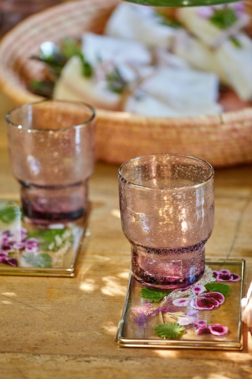 dekoracje stołu na przyjęcie w ogrodzie