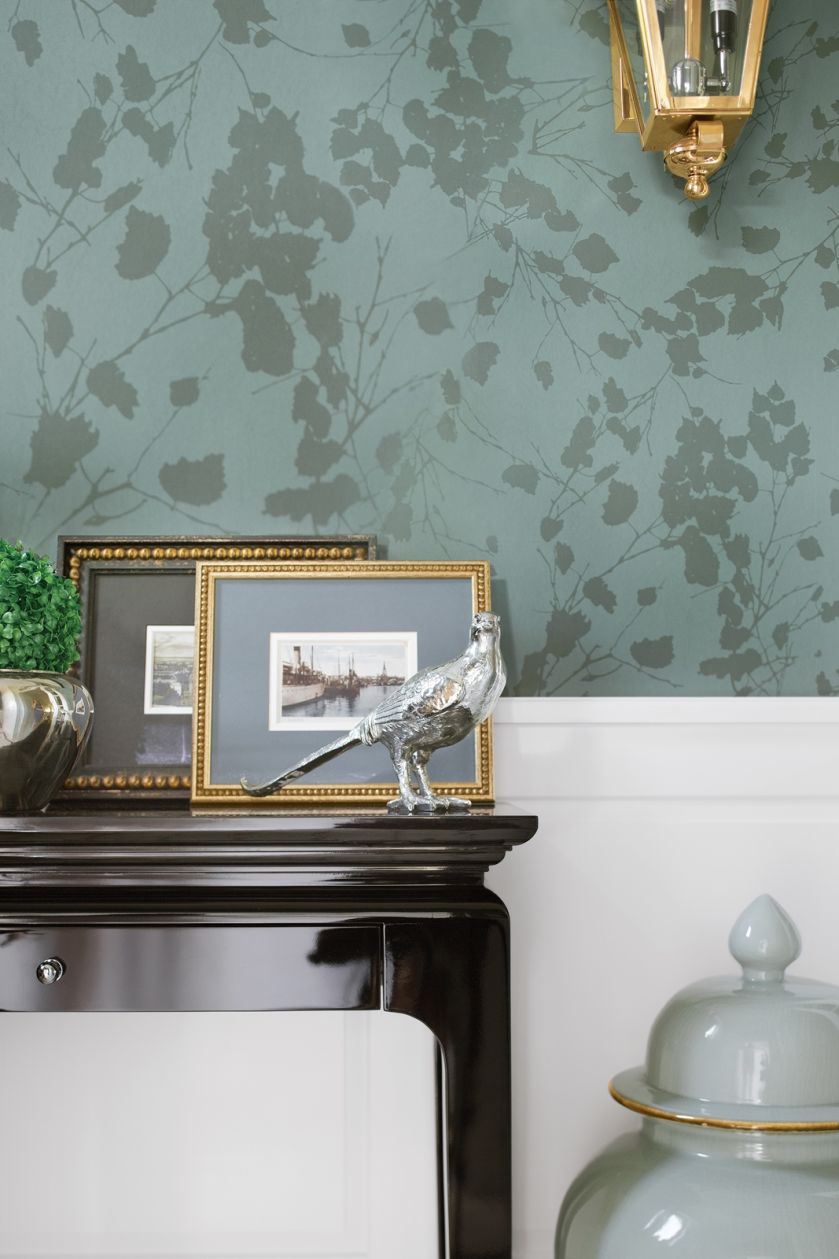 To mieszkanie jest leciutkie, ponadczasowe i eleganckie: klasyczne meble i dodatki, sztukaterie, stonowane