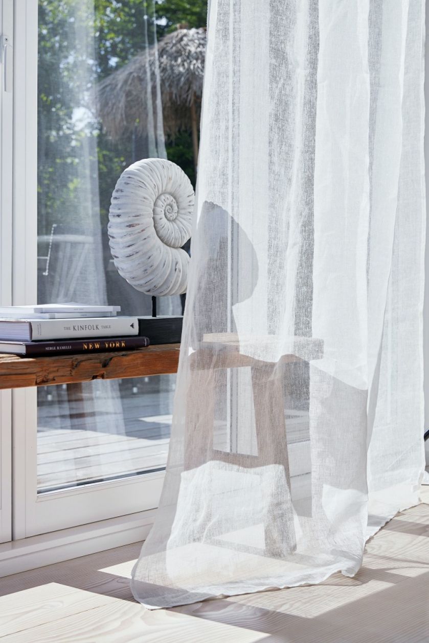 dodatki w stylu hamptons do salonu