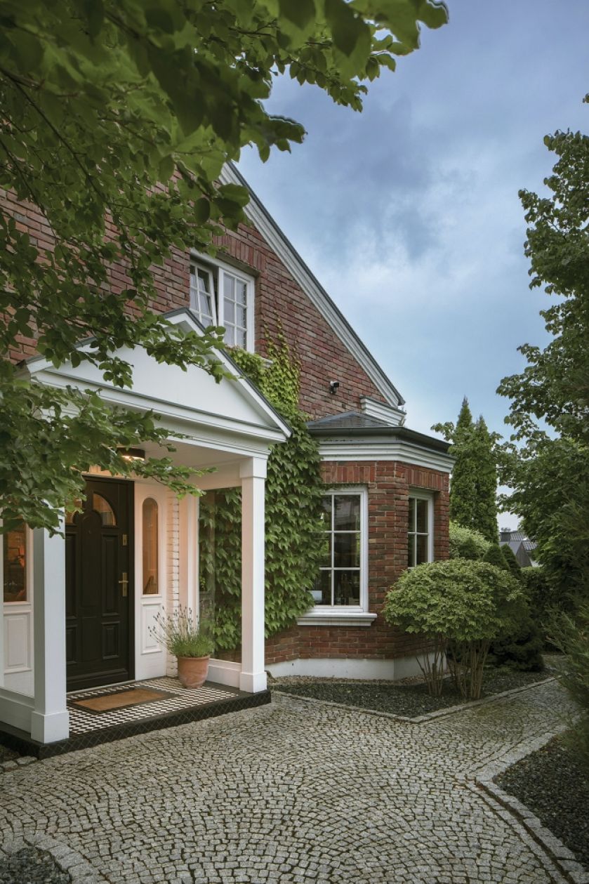 dom w stylu angielskim z czerwonej cegły
