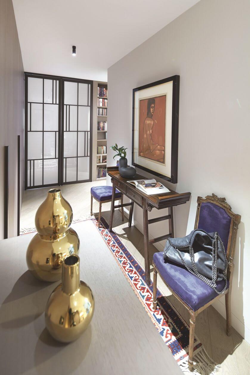 Jak zaprojektować apartament dla ludzi, którzy mieszkają z tysiącami książek, płyt, pamiątek z podróży, nie