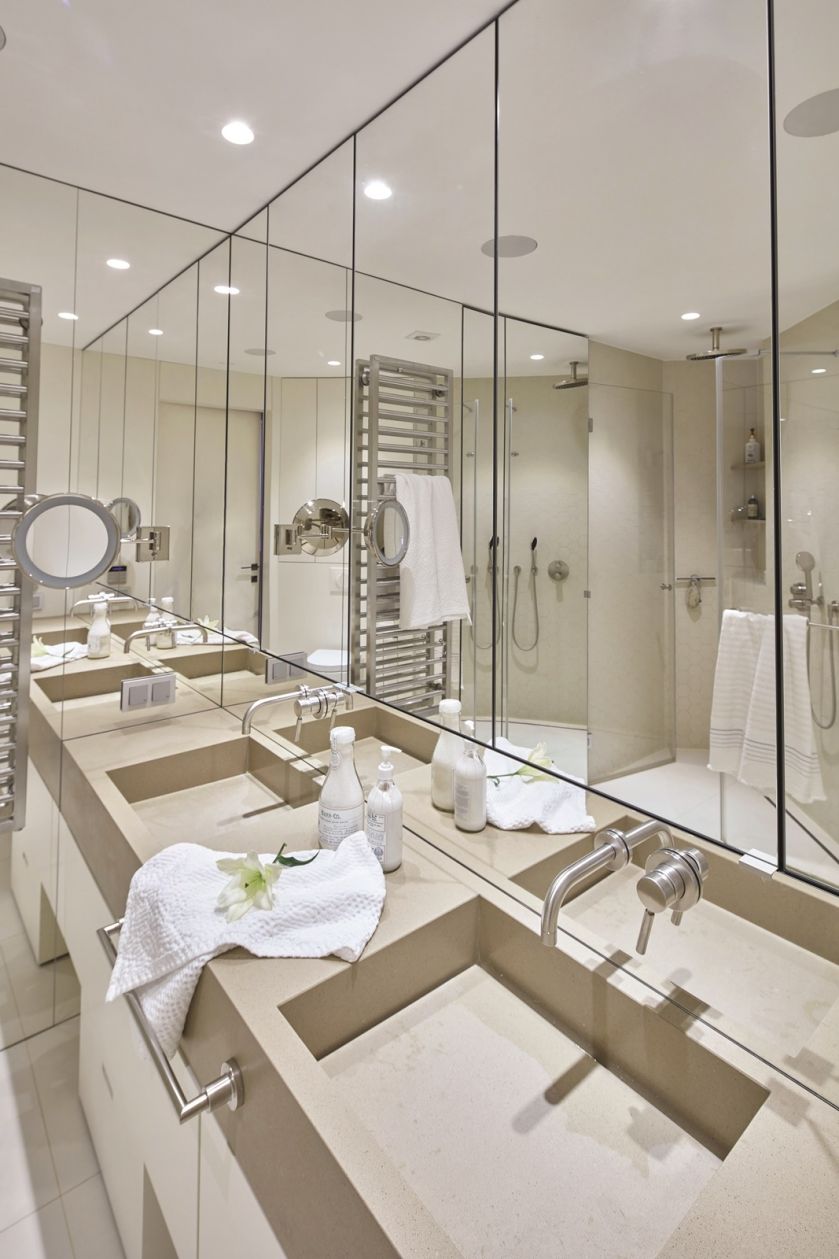 W tym domu rzeczy na wysoki połysk są dozwolone jedynie w dekoracyjnych dodatkach. Baterie łazienkowe