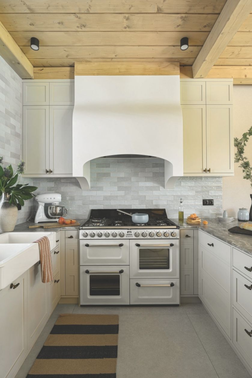 biała kuchnia z jasnym drewnem