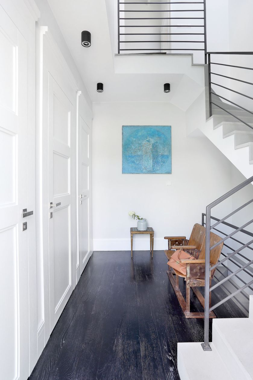 W holu obraz Grzegorza Klimka Efemeryczny prostopadłościan .