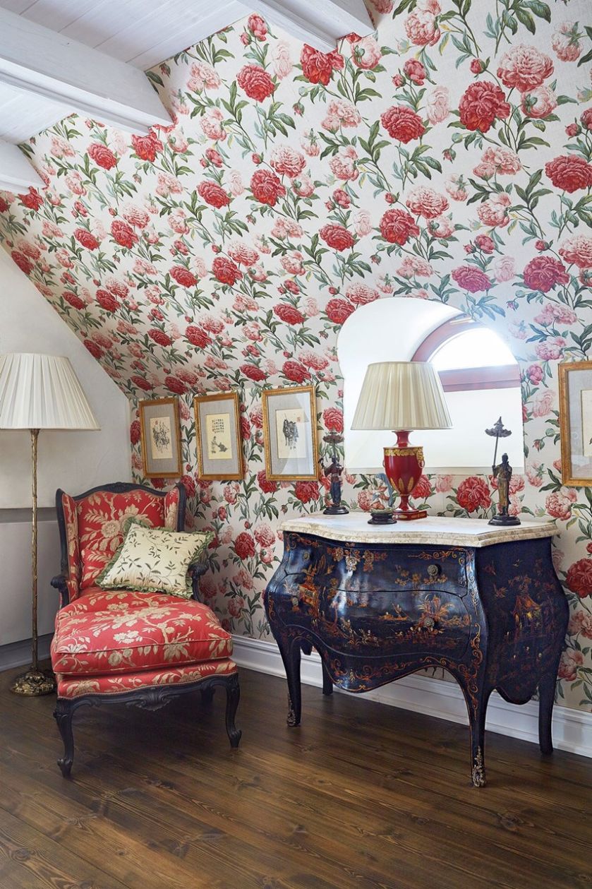 Komoda idealna do romantycznej sypialni – wariacja na temat stylu rokoko. Mebel zwraca uwagę snycerskimi