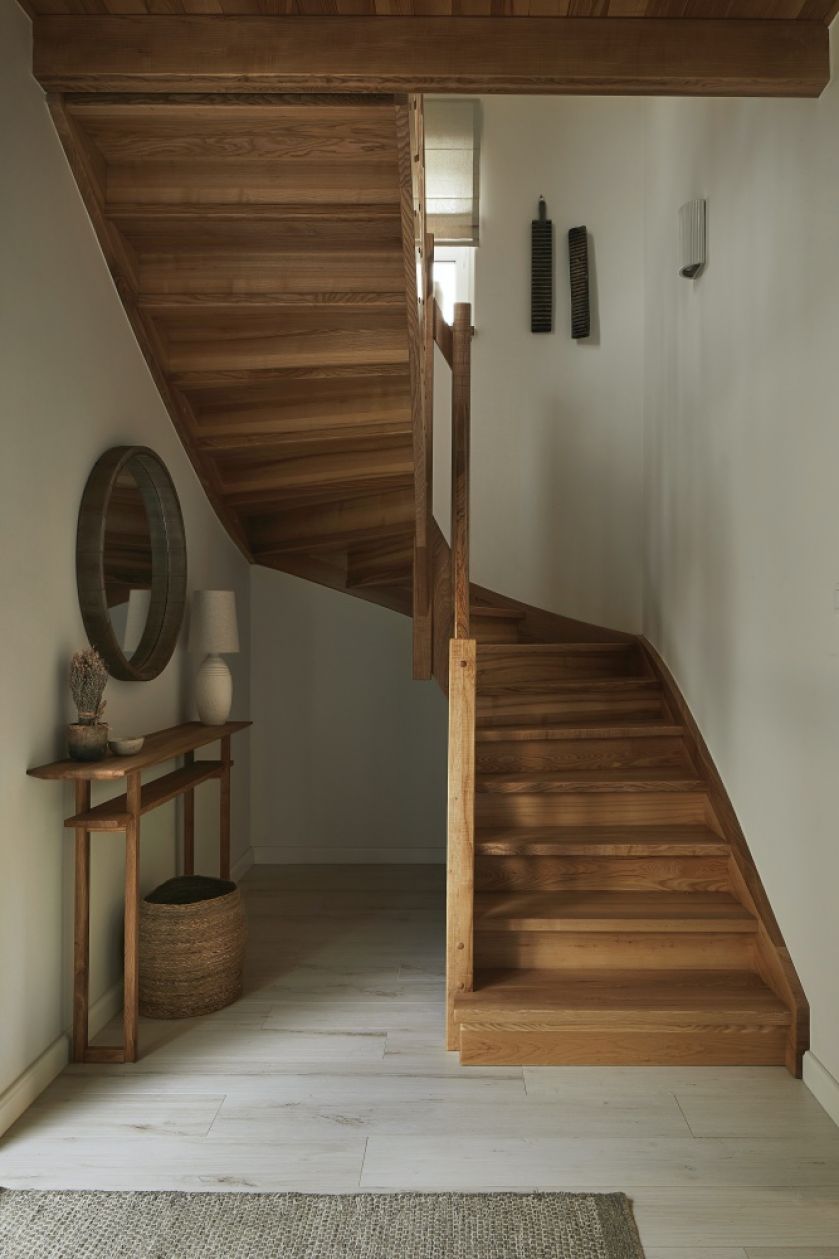 drewniane schody w holu w stylu skandynawskim