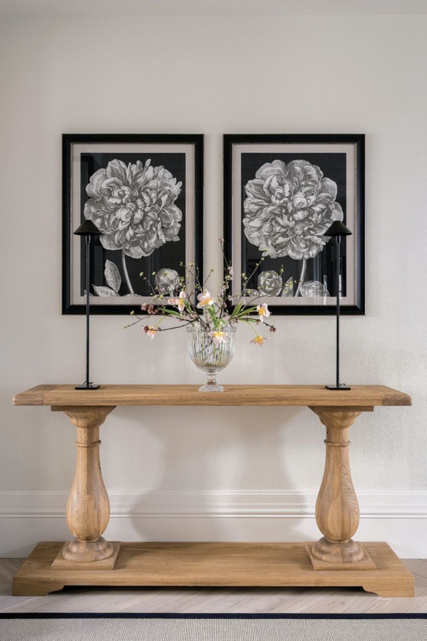 drewniana konsola w holu