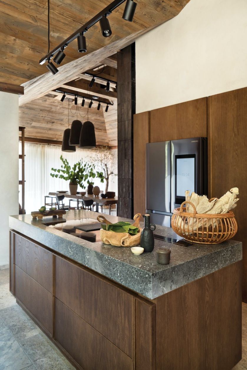 drewniana kuchnia z szarym blatem