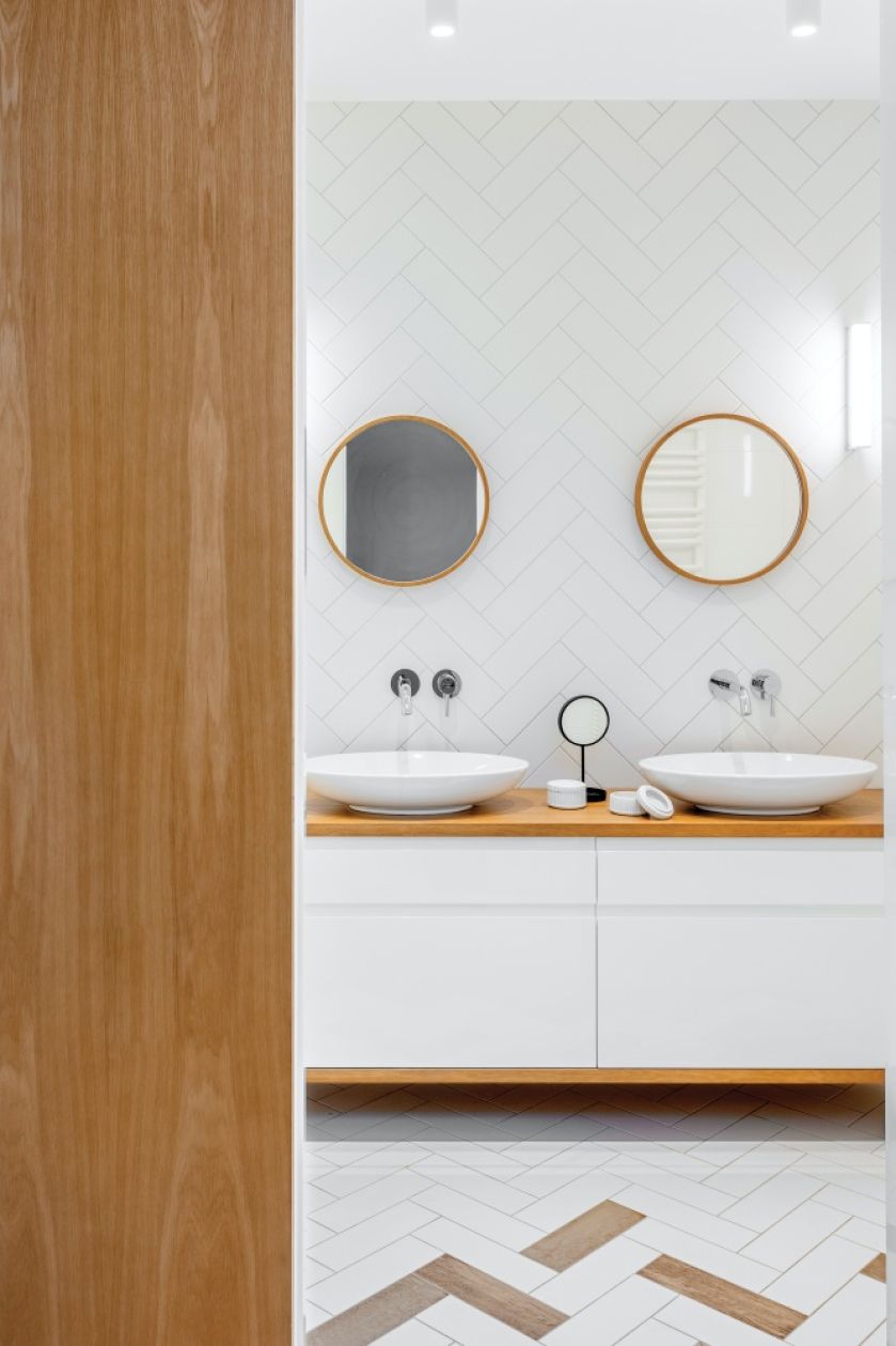 dwie umywalki nablatowe