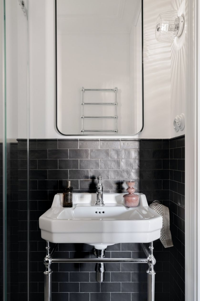 czarno-biała łazienka w mieszkaniu w kamienicy