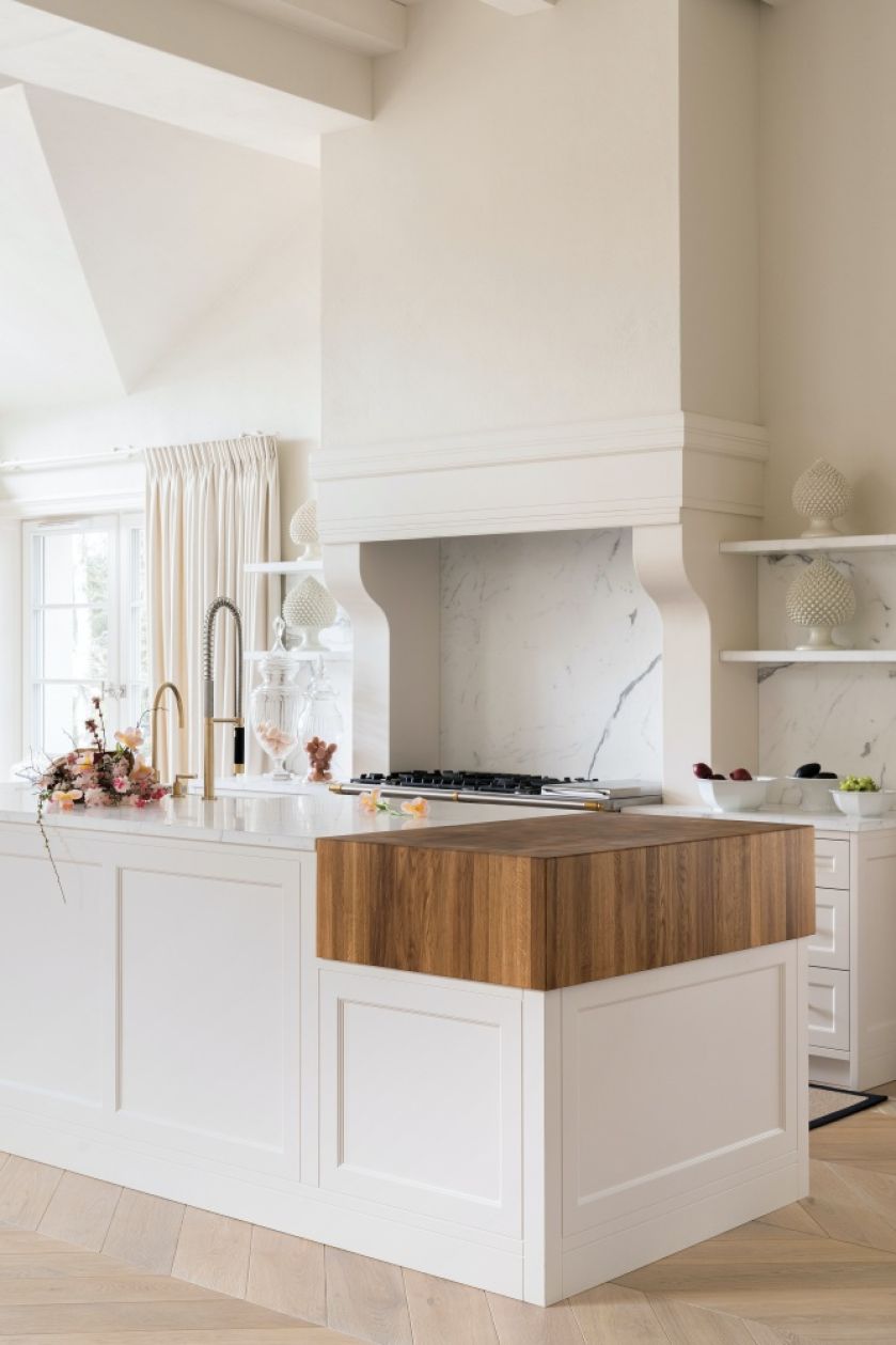 kuchnia biała z drewnem