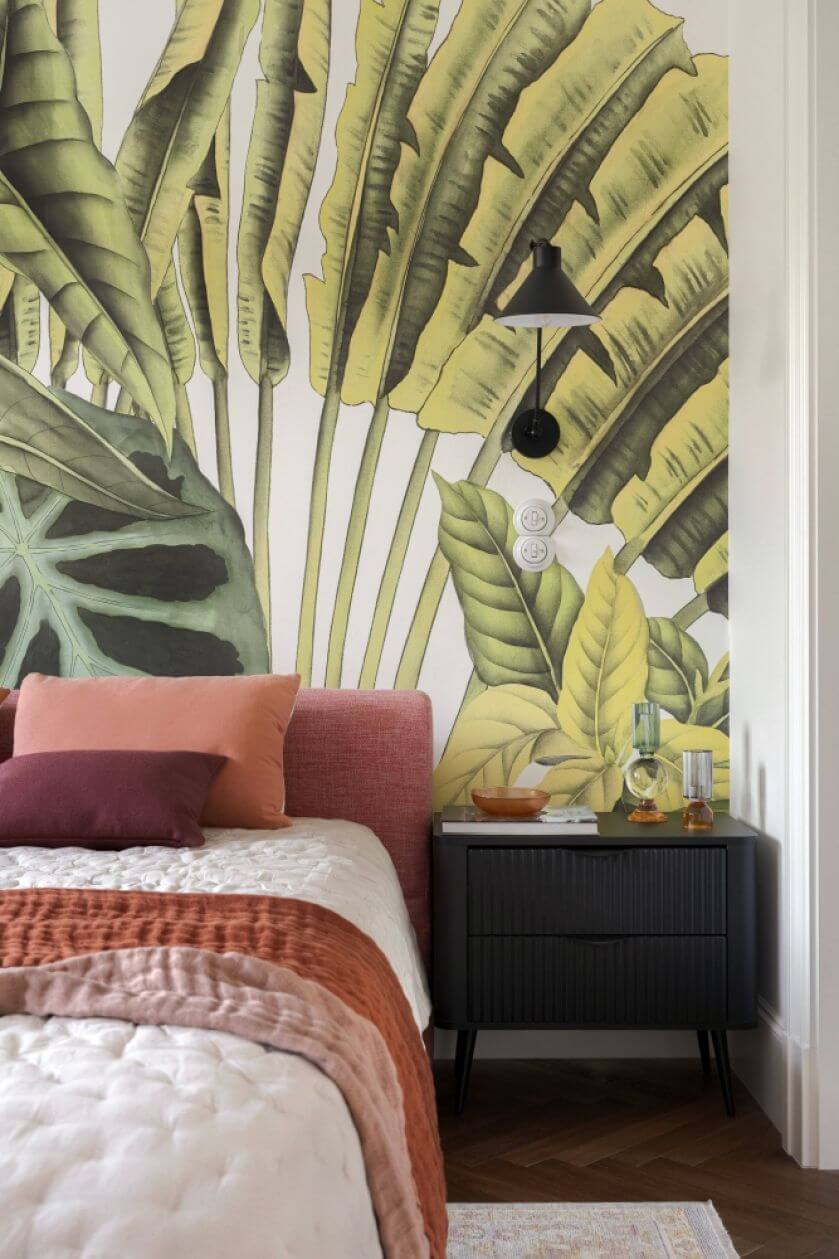 botaniczna tapeta za łóżkiem w sypialni