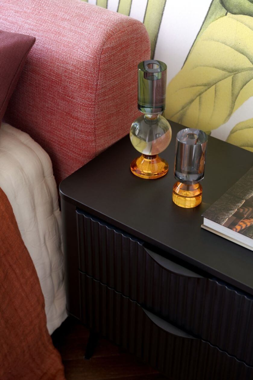 sypialnia z kolorowymi dodatkami w mieszkaniu w kamienicy