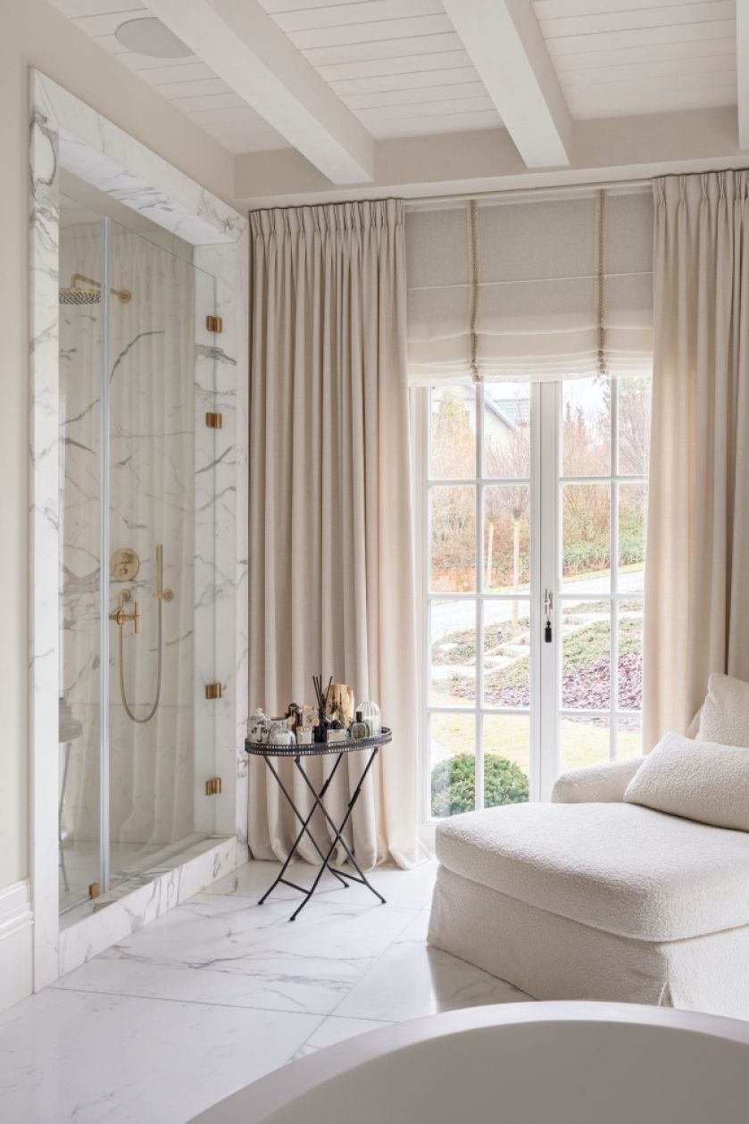 elegancka biała łazienka z prysznicem