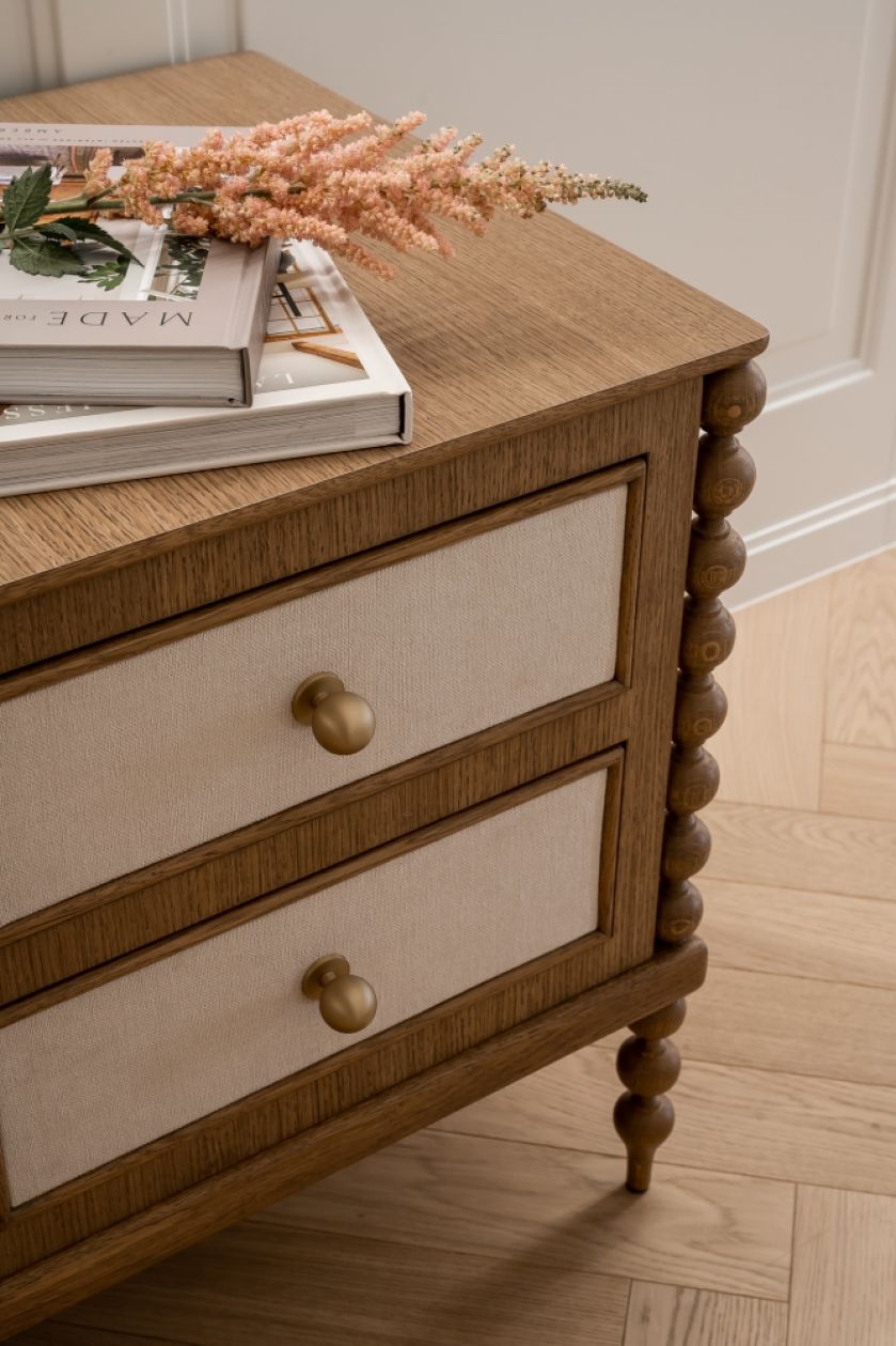 ławeczka z komodą na koralikowych nogach