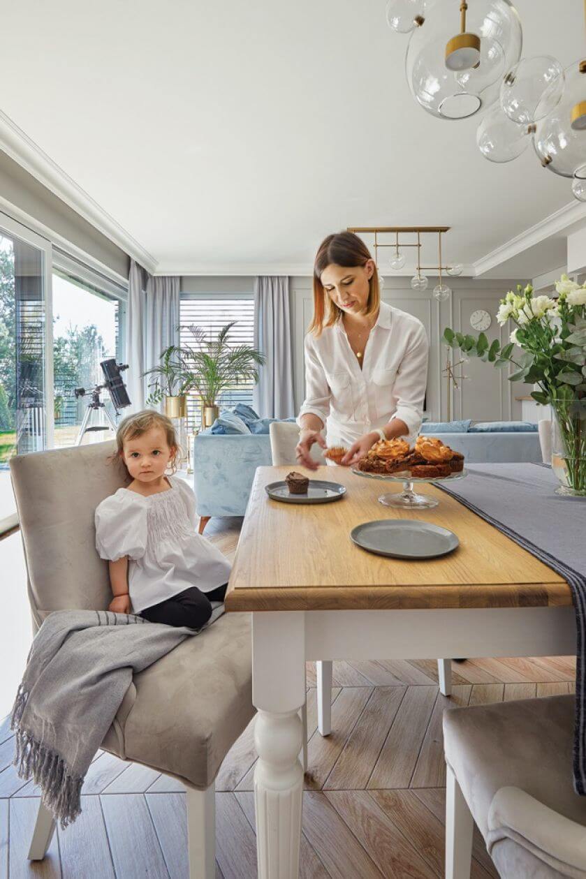 biały stół w jadalni