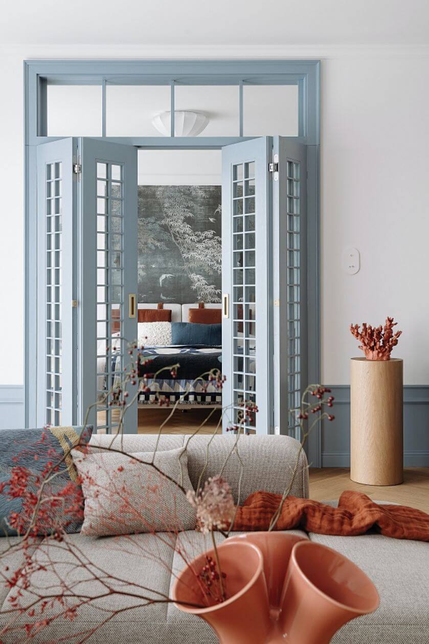 eleganckie mieszkanie z błękitnymi drzwiami