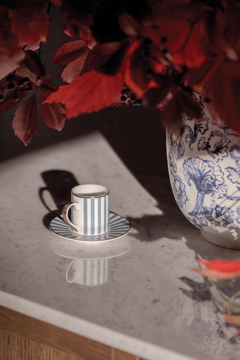 ciemna wyspa kuchenna z jasnym blatem