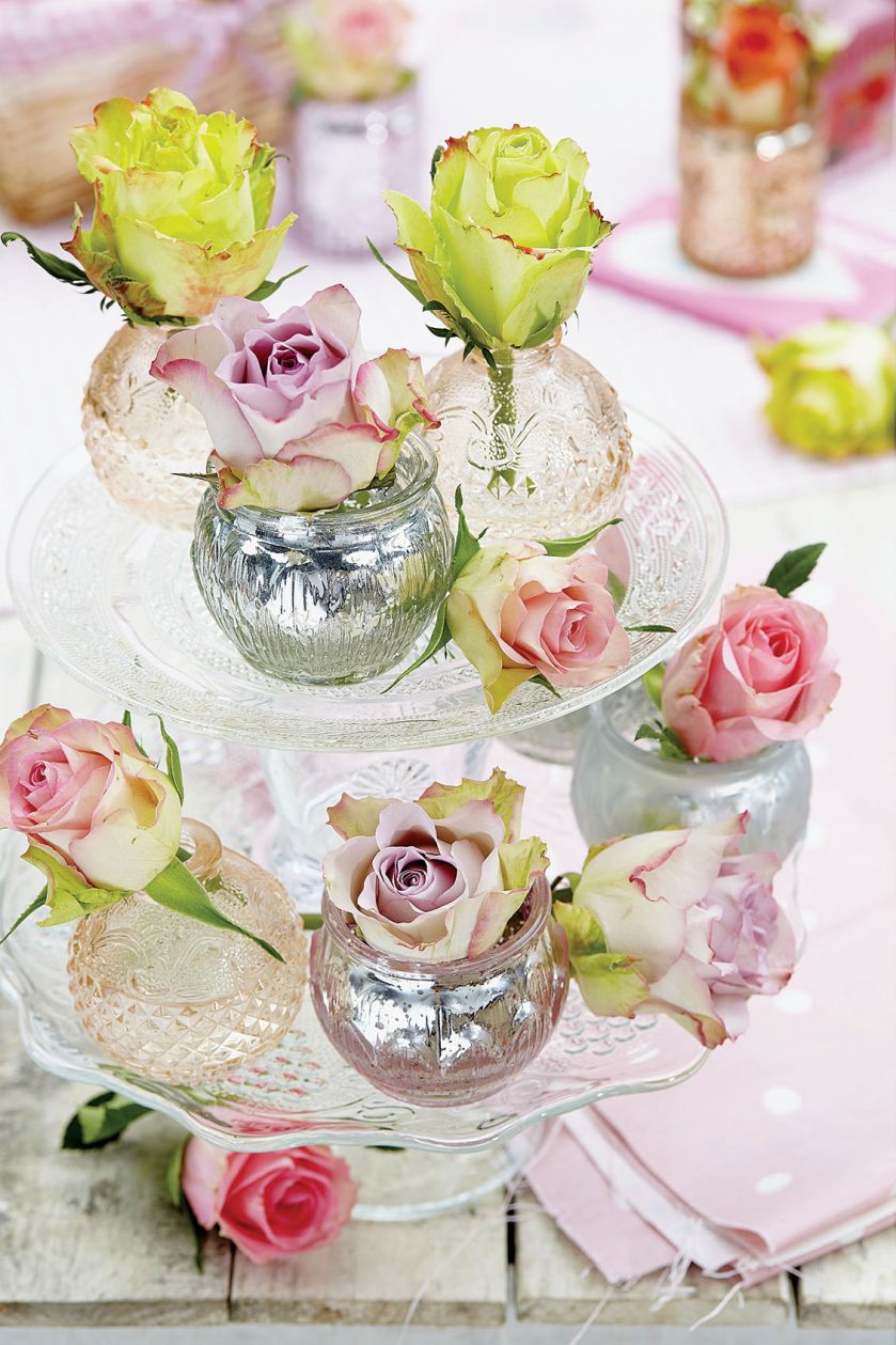 Etażerka z pastelowymi różami wygląda równie słodko, jakby ułożono na niej praliny.