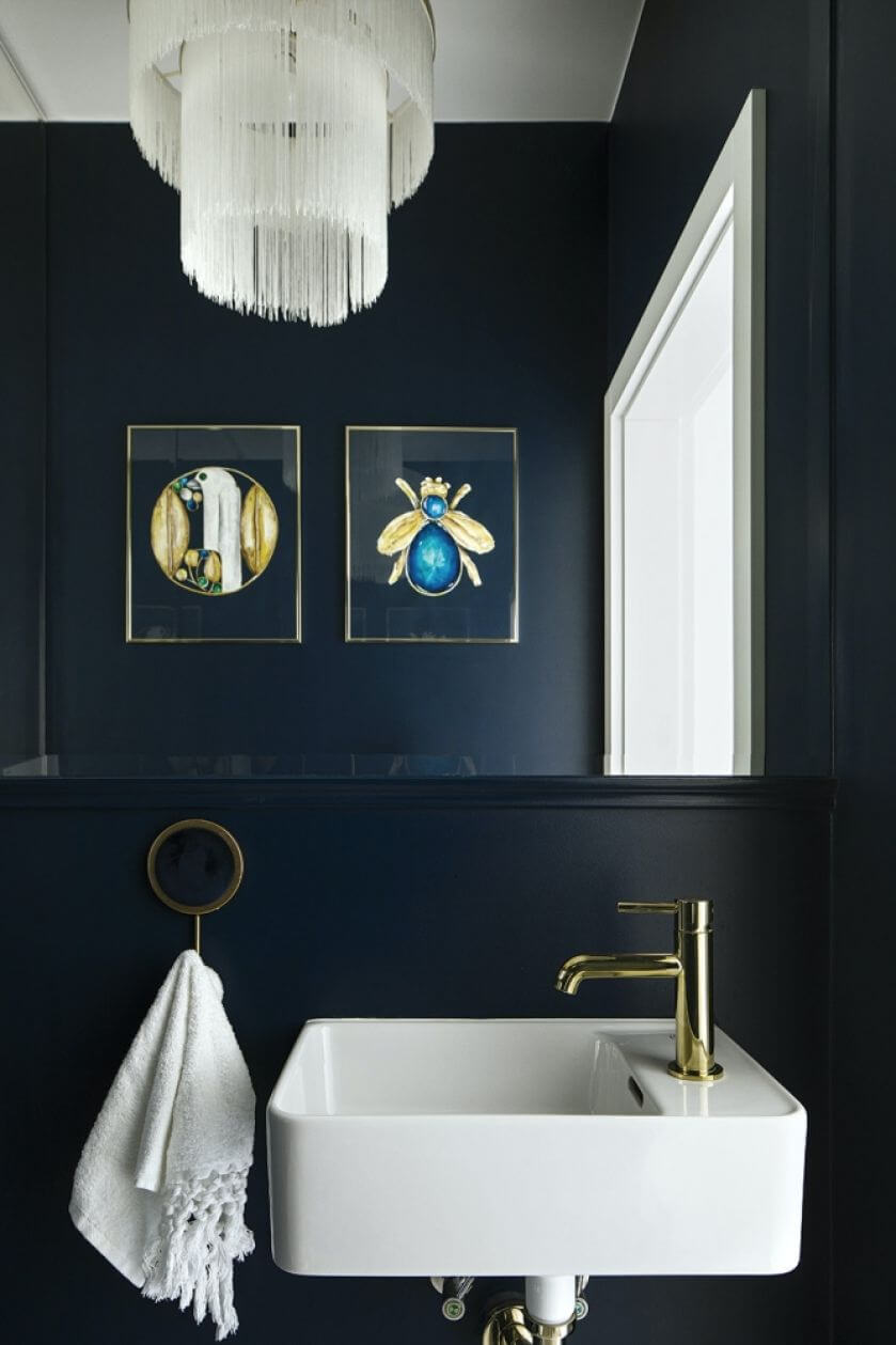 mała łazienka granatowa ze złotymi dodatkami