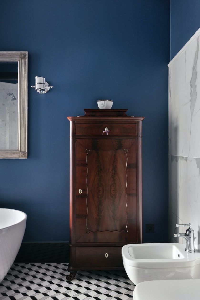 granatowa ściana w łazience