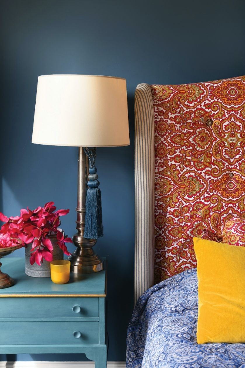 granatowa sypialnia w artystycznym stylu