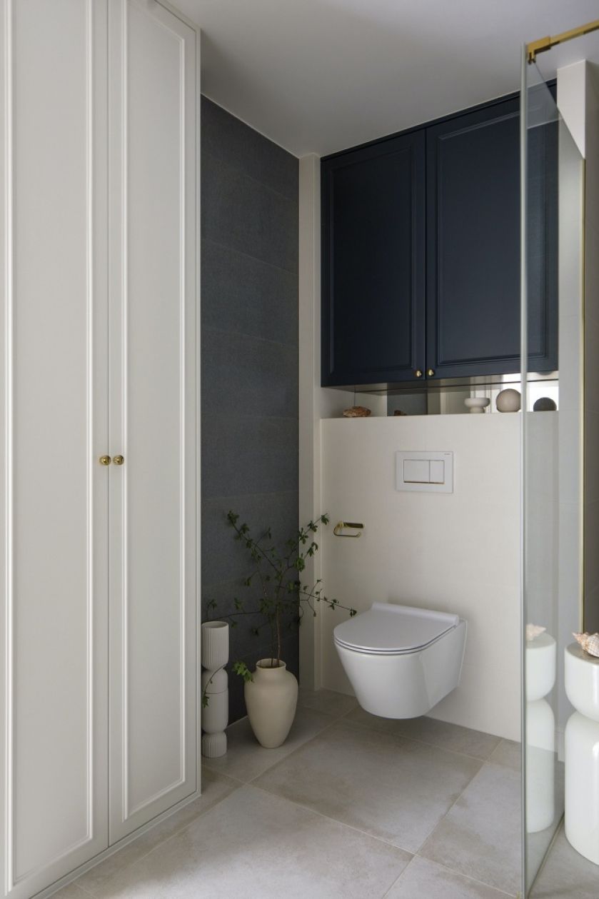 granatowo biała łazienka