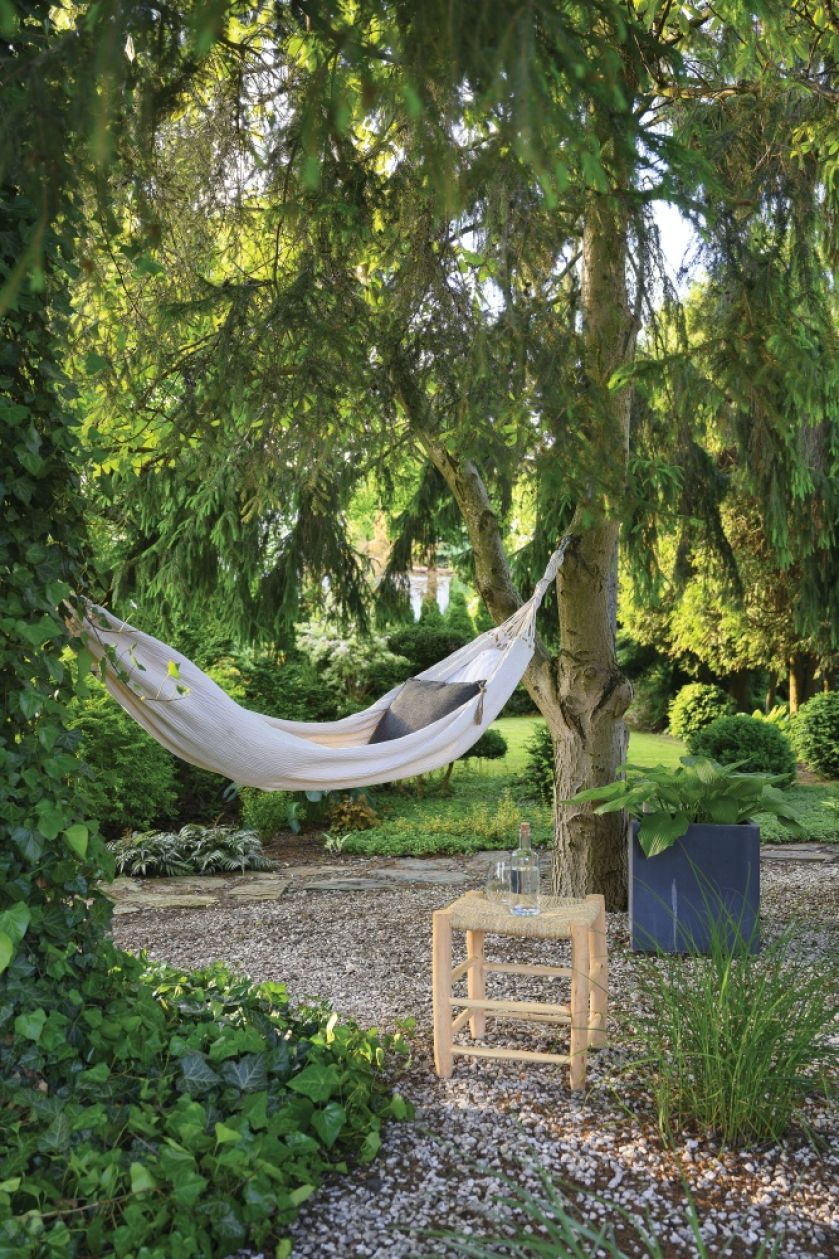 kącik do odpoczywania w ogrodzie