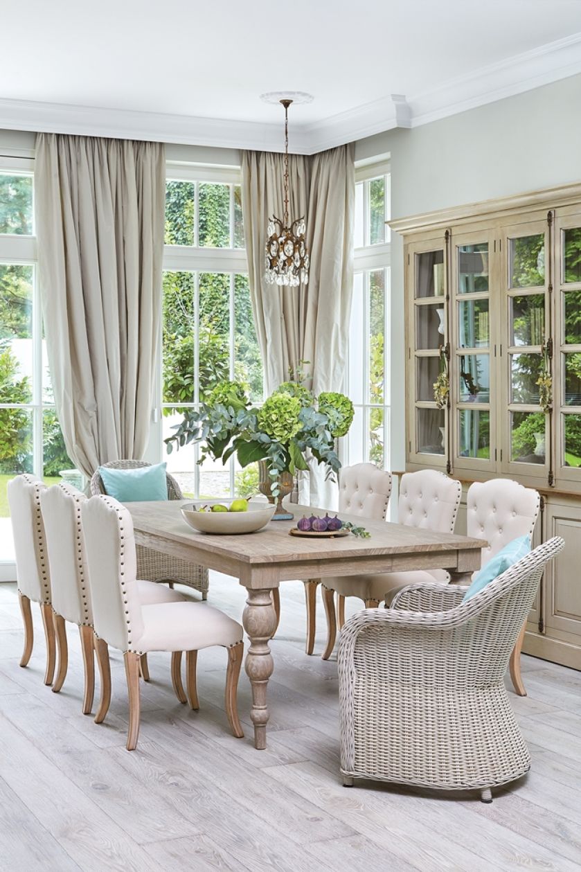 stół i krzesła do jadalni w stylu francuskim