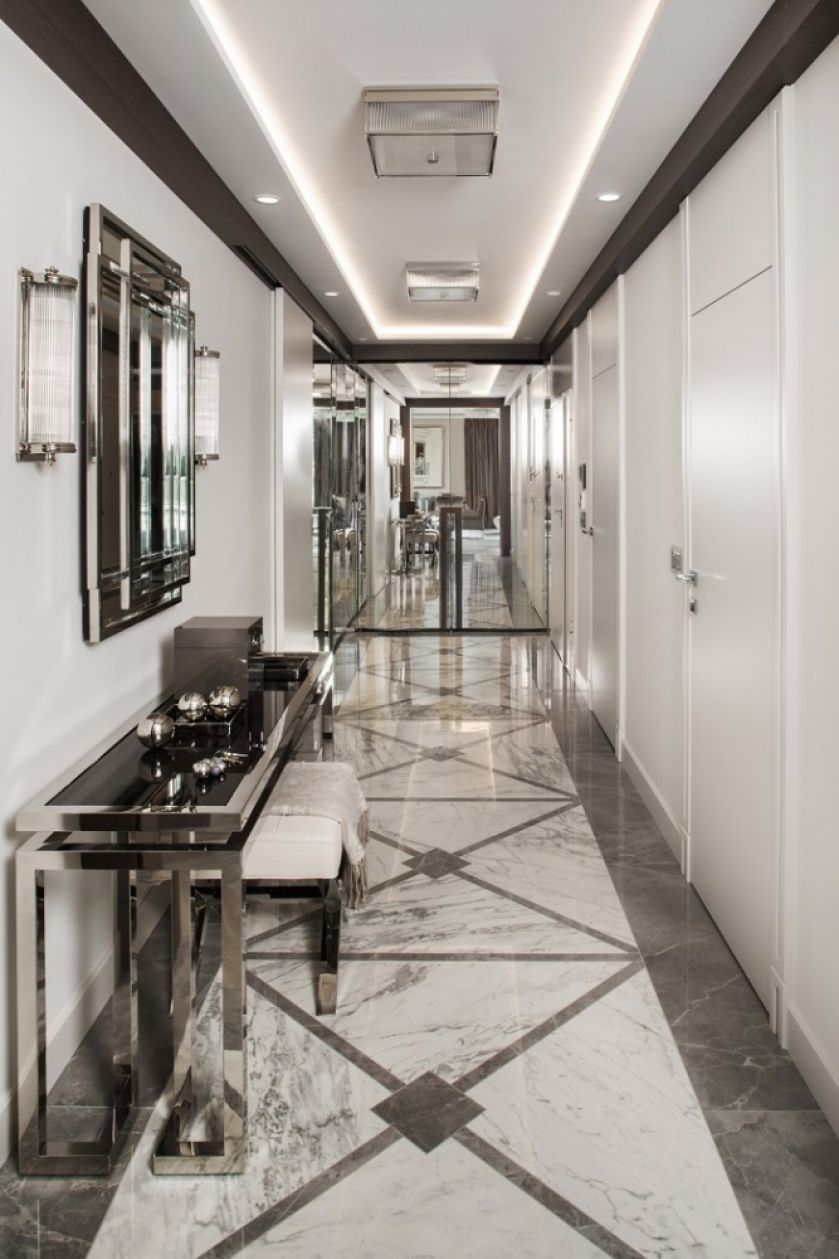 Położony w sercu Warszawy, 160-metrowy luksusowy apartament jest nowoczesny i bardzo elegancki. Monochromatyczne wnętrze z