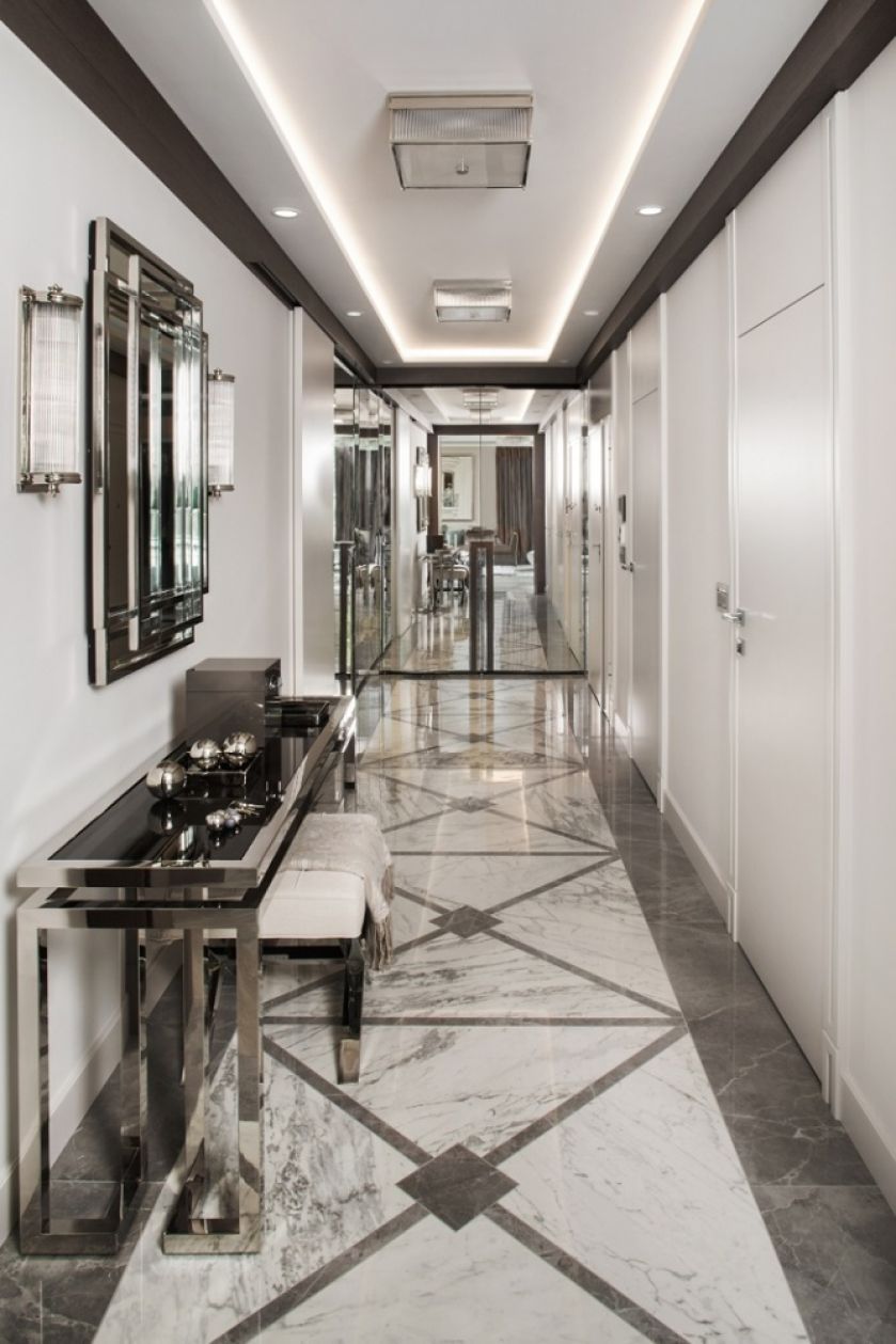 Położony w sercu Warszawy, 160-metrowy luksusowy apartament jest nowoczesny i bardzo elegancki. Monochromatyczne wnętrze z