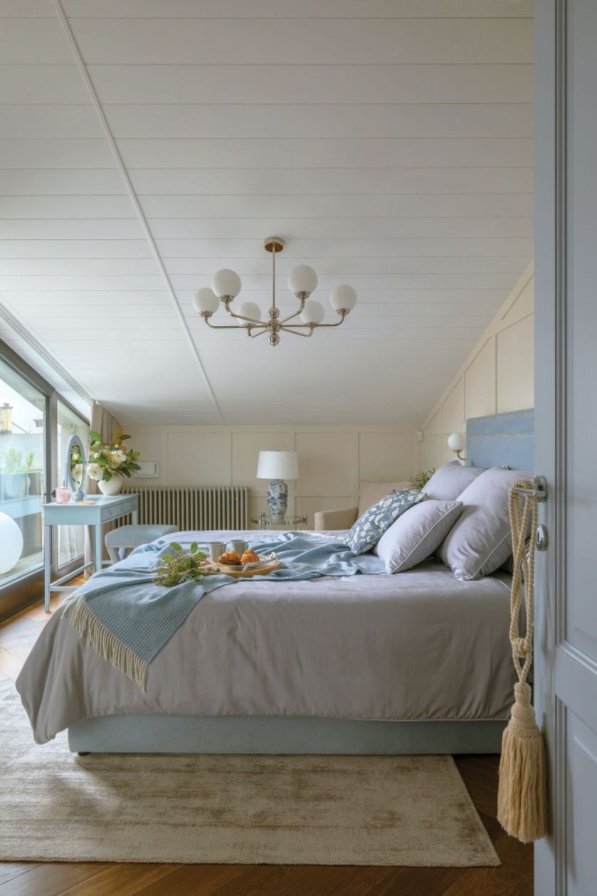 pastelowa sypialnia na poddaszu