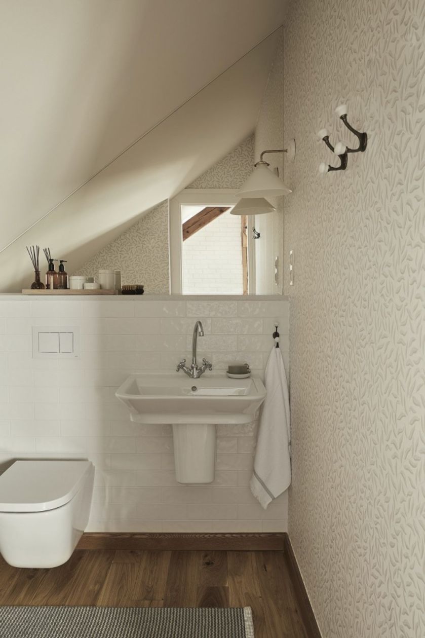 mała łazienka na poddaszu