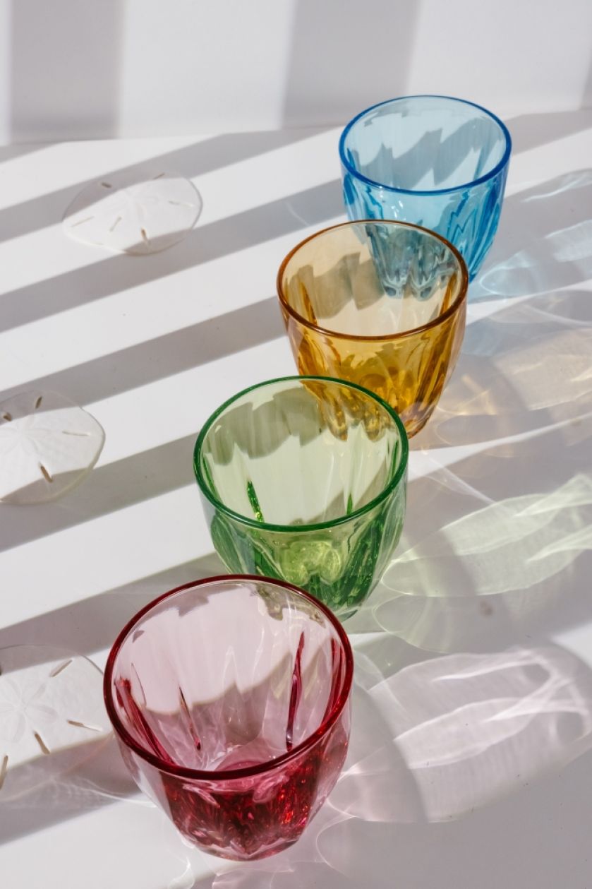 Komplet kolorowych szklanek na letnie przyjęcie