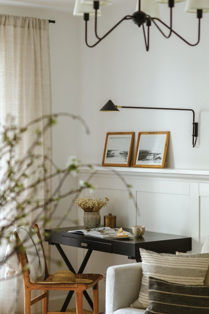 kącik biurowy w salonie w mieszkaniu w bloku