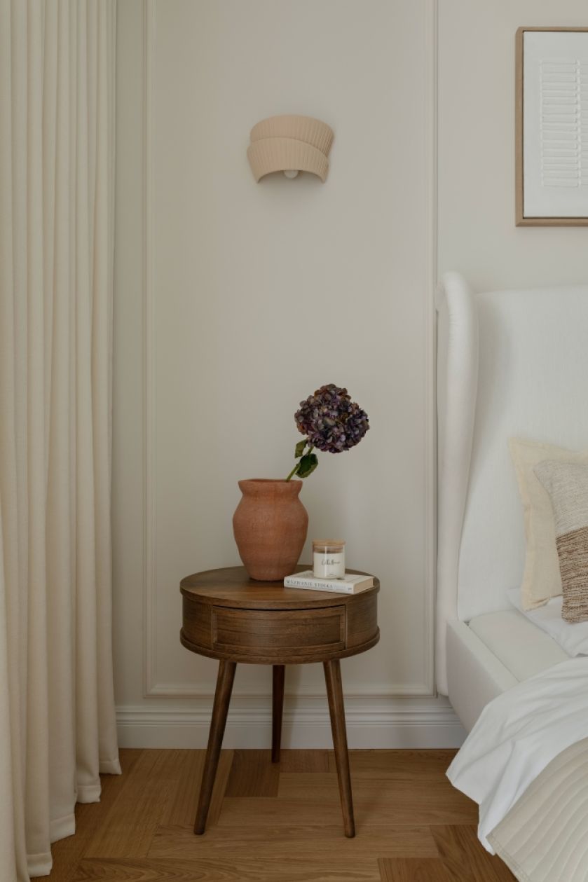 kaszmirowa sypialnia z drewnem