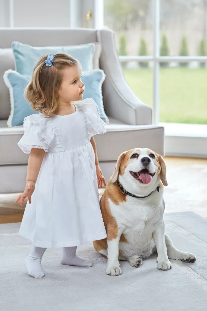 salon w bieli i pastelowym błękicie