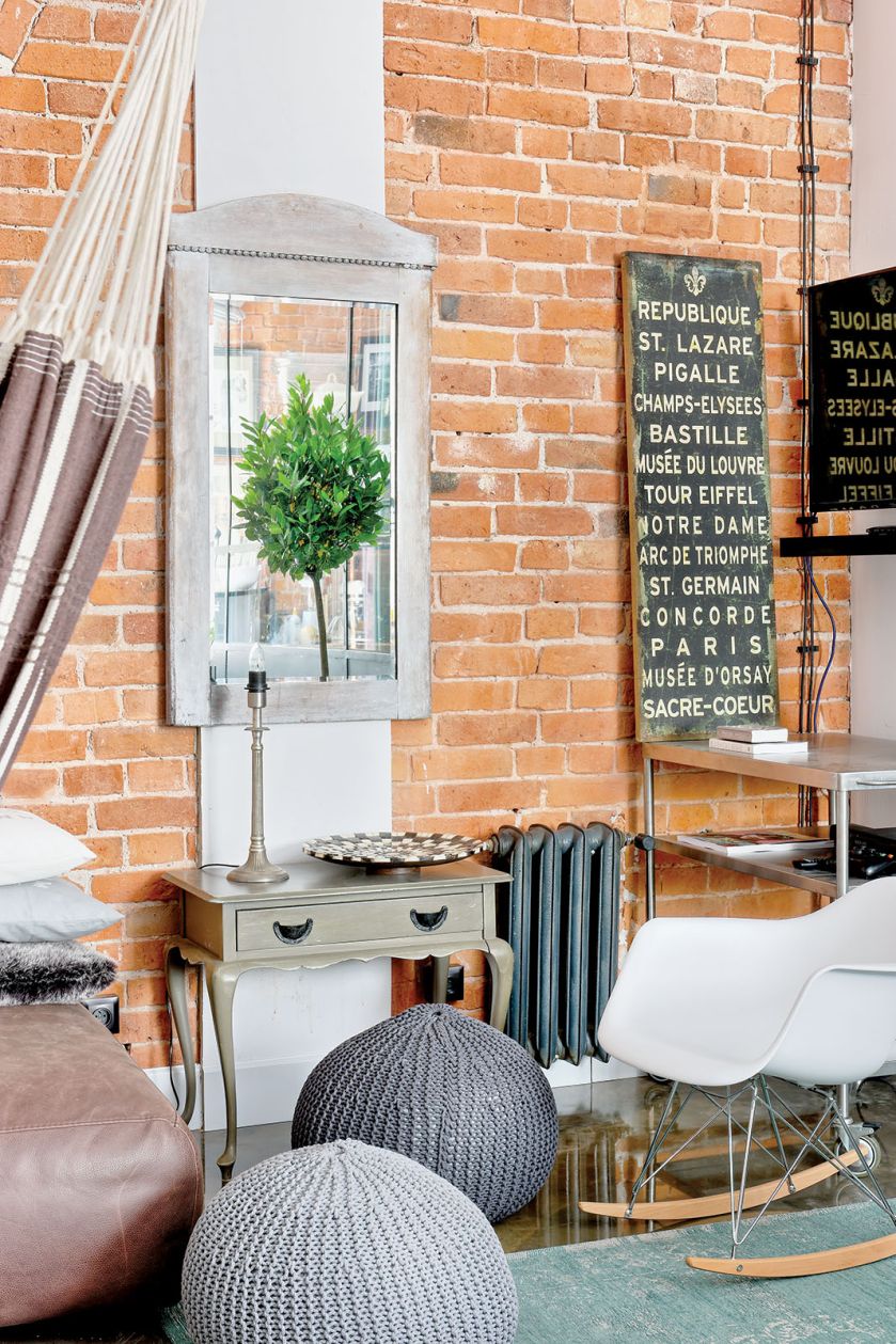 Klasyk dizajnu, fotel Eamesów na płozach.