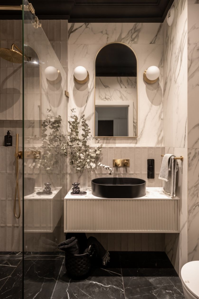 beżowa łazienka z czarnym sufitem