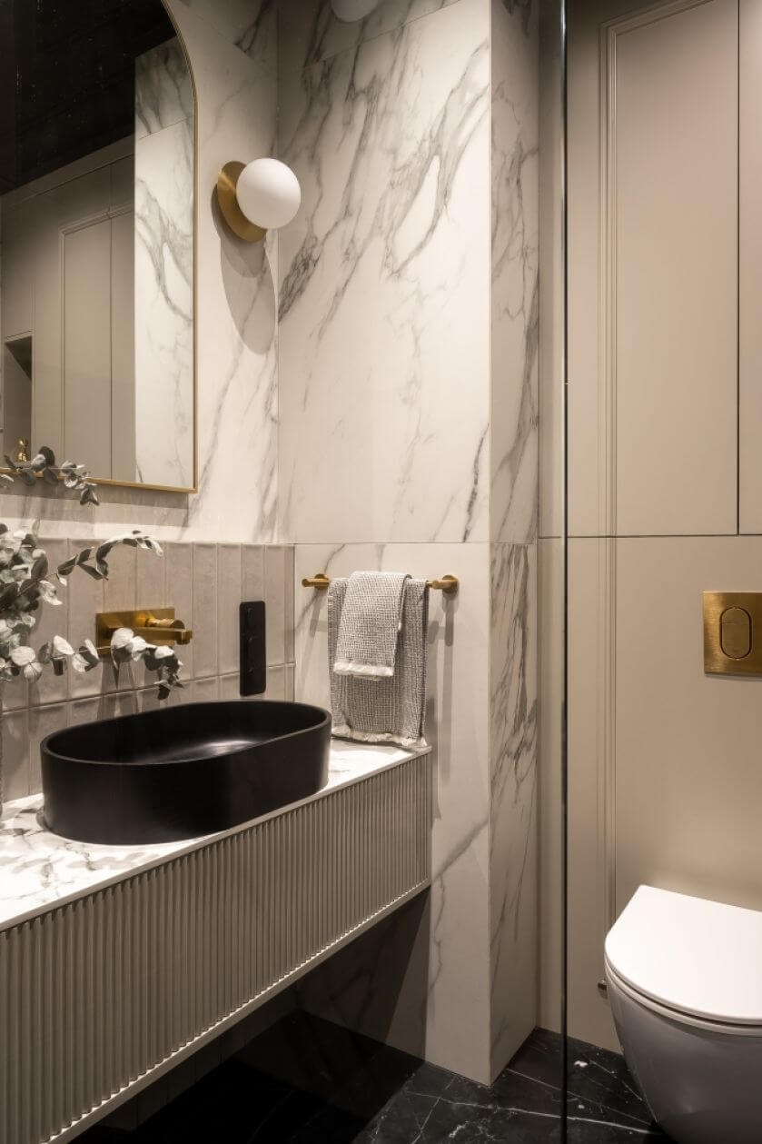 beżowa łazienka z czarnymi dodatkami