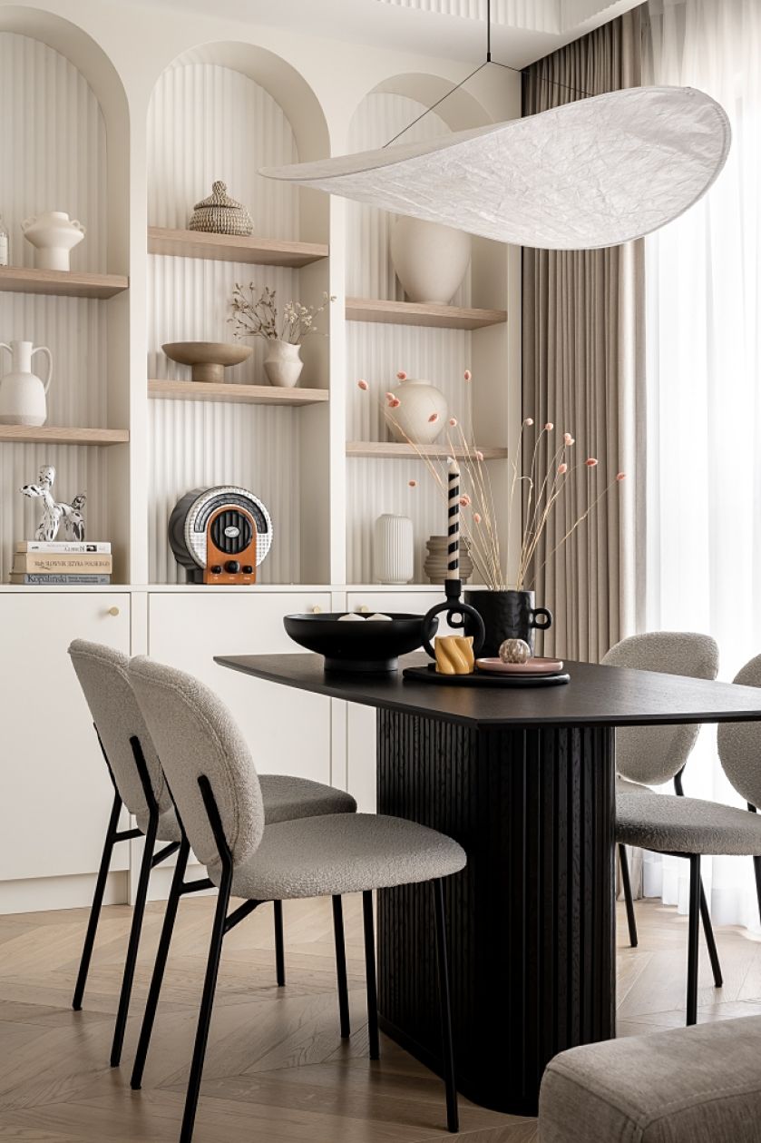 łuki na ścianie w salonie jako nisze na dekoracje i książki