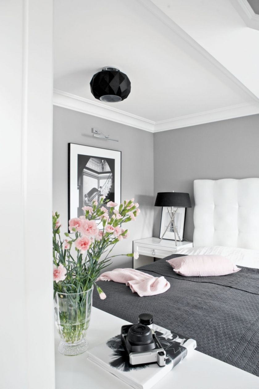 szara sypialnia z białymi i różowymi dodatkami