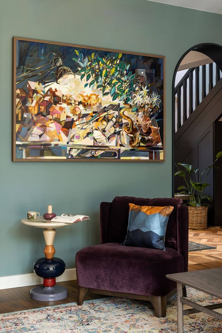 zielona ściana fioletowy fotel w salonie